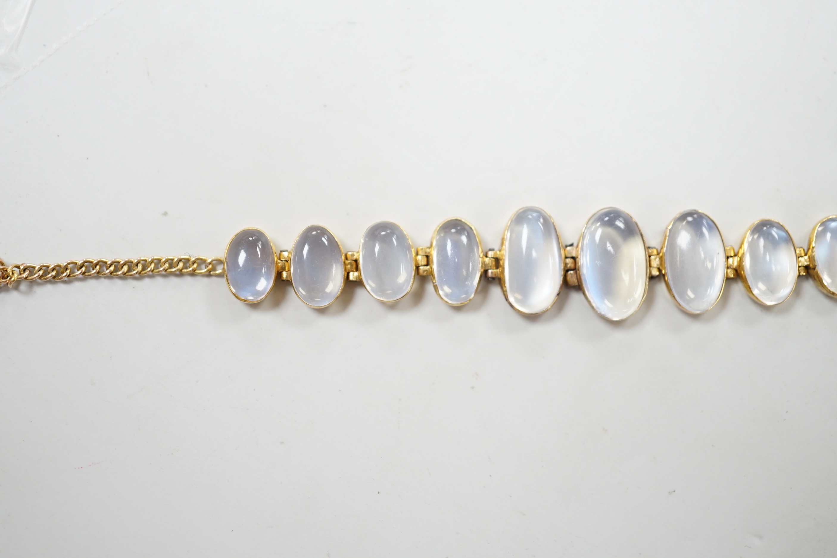 A 9ct and graduated oval cut moonstone set bracelet, 16cm, gross weight 5 grams.